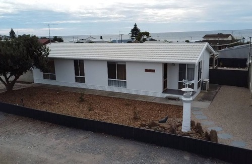 Para Wurlie House | The Lighthouse - lovely 3 bedroom home- Sea glimpses from the back deck!