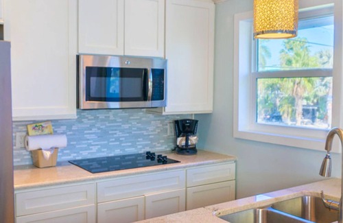 Fort Myers Beach Hotel | The Lighthouse Resort Inn & Suites