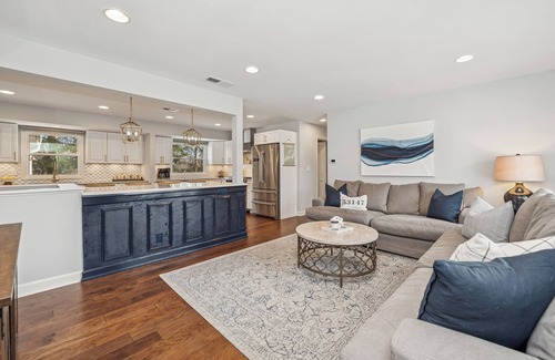 Lake Geneva House | The Lighthouse ~ Sleeps6+ ~ Pet Friendly ~ Walk to Downtown Lake Geneva