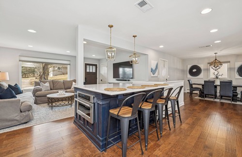 Lake Geneva House | The Lighthouse ~ Sleeps6+ ~ Pet Friendly ~ Walk to Downtown Lake Geneva