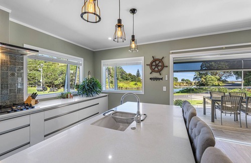 Te Mata House | The Lighthouse - Te Mata Holiday Home