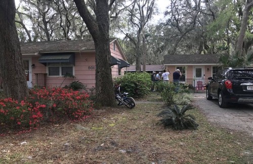 St. Marys Apartment | The Lil Pink House beckons, relax under the Live Oaks!