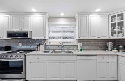 College Place House | The Lilac Suite - Private Outdoor Deck, Newly Renovated, 3 miles to downtown WW