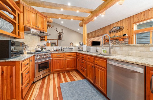 Thompsonville House | The Lilley Woods Lodge ~ Luxury stay next to Crystal Mountain
