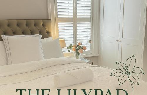 Cheltenham House | The Lily Pad - Boutique Townhouse, a short walk to Town Center and Racecourse