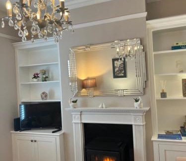 Cheltenham House | The Lily Pad - Boutique Townhouse, a short walk to Town Center and Racecourse