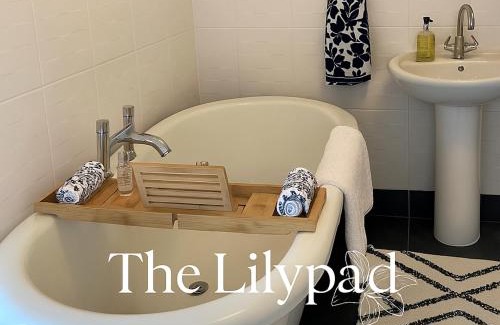 Cheltenham House | The Lily Pad - Boutique Townhouse, a short walk to Town Center and Racecourse