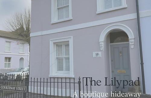 Cheltenham House | The Lily Pad - Boutique Townhouse, a short walk to Town Center and Racecourse