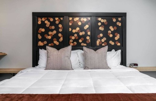 Ellicottville Cabin | The Lincoln Boutique Motel- Upper Deluxe King #7