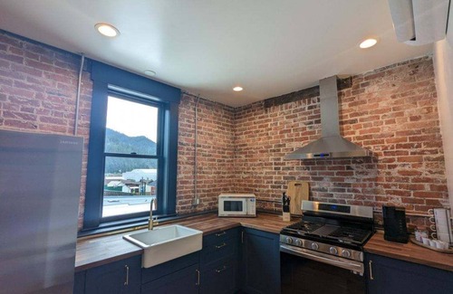 Wallace Apartment | The Linden Lofts at Albertini’s- Downtown Luxury Loft #4