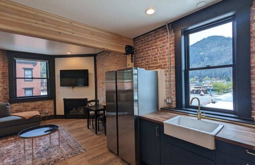 Wallace Apartment | The Linden Lofts at Albertini’s- Downtown Luxury Loft #4