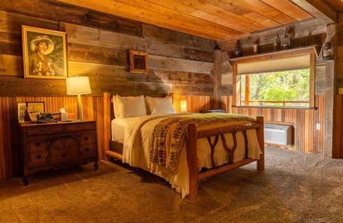 Murphy Hotel | The Lindsay Lodge & Restaurant