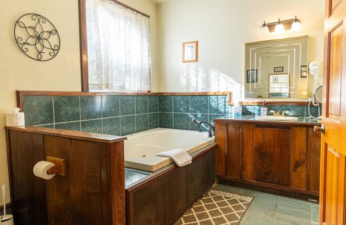 Murphy Hotel | The Lindsay Lodge & Restaurant