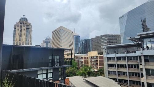 Sandown Apartment | The Lineal 500m to Sandton City with backup water & power