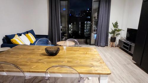 Sandown Apartment | The Lineal 500m to Sandton City with backup water & power