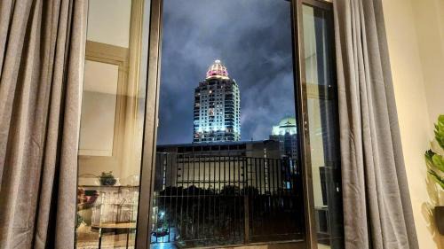 Sandown Apartment | The Lineal 500m to Sandton City with backup water & power