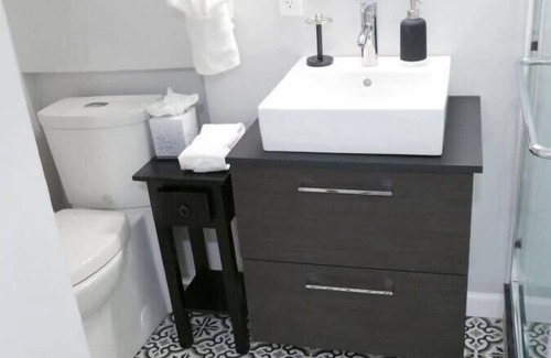 Mount Pleasant Apartment | The Lions Roar~Sleeps 4, Walk to Zoo!
