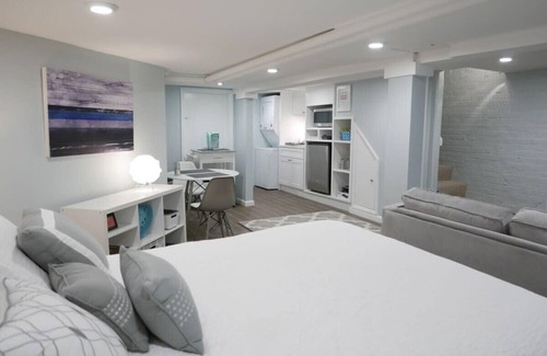 Mount Pleasant Apartment | The Lions Roar~Sleeps 4, Walk to Zoo!