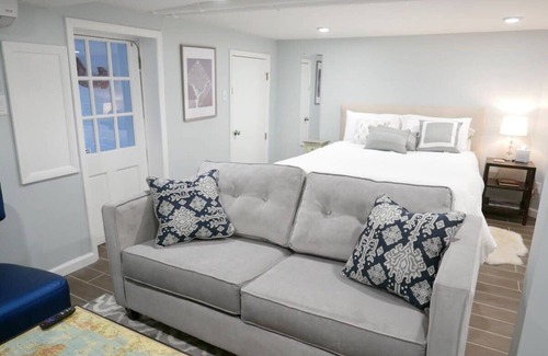 Mount Pleasant Apartment | The Lions Roar~Sleeps 4, Walk to Zoo!