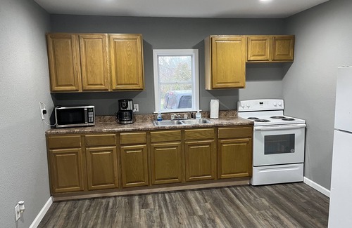 Van Buren Cottage | The Little Blue on 123 E Pine Street