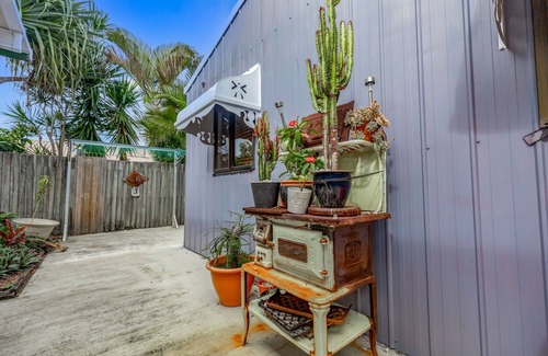 Marcoola Apartment | "The Little Blue Shack" - Marcoola Granny Flat