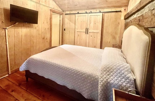 Dandridge Cabin | The Little Cabin on the peaceful lake cove! With a boat dock and fire pit!