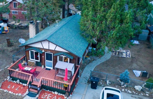 Woodlands House | The Little Cabin That Could - Get Cozy in Big Bear!