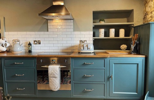 West Tanfield Cottage | The Little Chantry 14th Century Cottage Hot Tub Pet Friendly