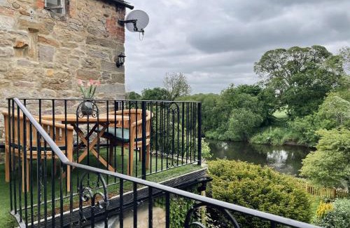 West Tanfield House | The Little Chantry - Hot Tub, Riverside, Pet Friendly