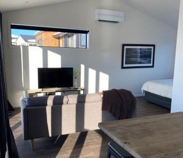 Lake Tekapo House | The Little Cottage