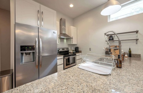 Fountain Square House | The Little Cottage - Backyard - Walk to FSQ