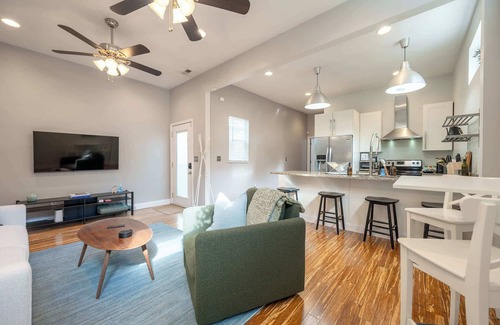 Fountain Square House | The Little Cottage - Backyard - Walk to FSQ