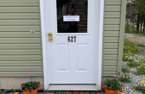West Yellowstone Apartment | The Little Green Apt. cute, cozy and lots of light. Perfect for 2 or solo