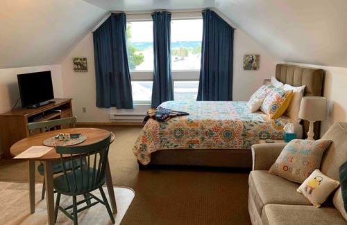 West Yellowstone Apartment | The Little Green Apt. cute, cozy and lots of light. Perfect for 2 or solo
