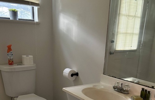 La Grange Cottage | The Little House, 3 blocks to city square and 20 mins to Round Top