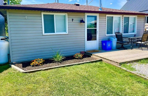 Selkirk Cottage | The Little House & Bunkie ~ Cozy Cottage By The lake