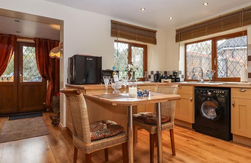 Beckley Cottage | THE LITTLE LODGE, pet friendly, with a garden in Broad Oak