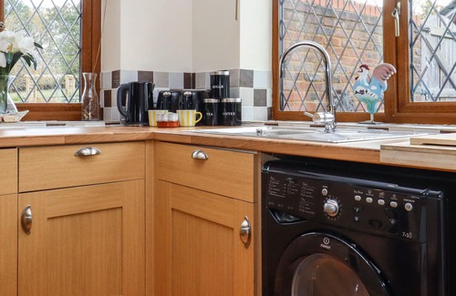 Beckley Cottage | THE LITTLE LODGE, pet friendly, with a garden in Broad Oak