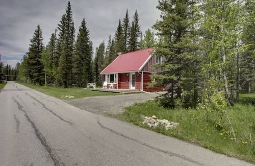 Calgary Cottage | The Little Red House - private nature getaway