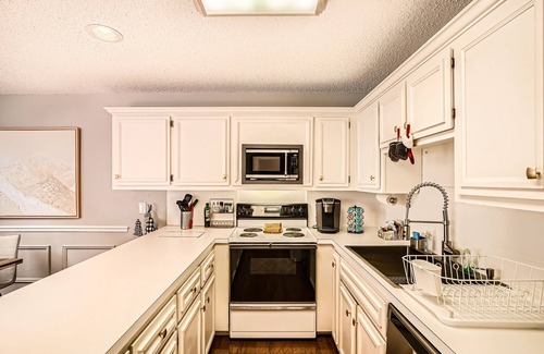 Copper Mountain Village Condo | 🎿The Little Red Ski Haus