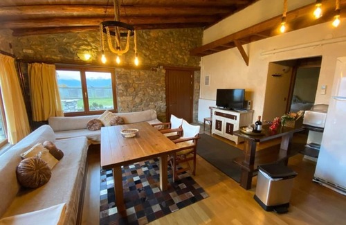 Ampelokipi House | The Little Stone House by the Lake/Το Πέτρινο Σπιτάκι δίπλα στη Λίμνη