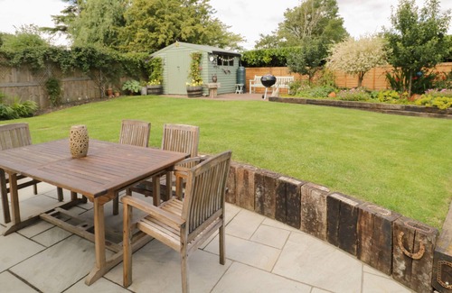 Riseley Cottage | THE LITTLE THATCH COTTAGE, pet friendly, with hot tub in Riseley