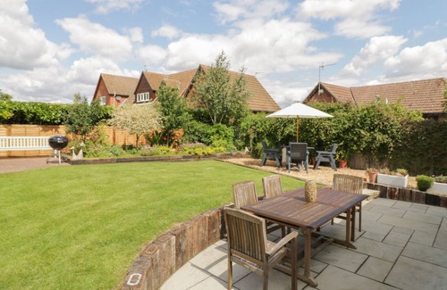 Riseley Cottage | THE LITTLE THATCH COTTAGE, pet friendly, with hot tub in Riseley