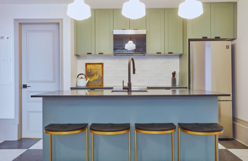 Shaughnessy Village Apartment | The Liverpool – 3-Bedroom, 1.5-Bath Apartment in Downtown Montreal with Parking