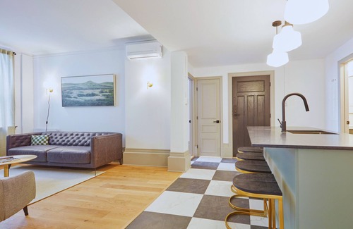 Shaughnessy Village Apartment | The Liverpool – 3-Bedroom, 1.5-Bath Apartment in Downtown Montreal with Parking