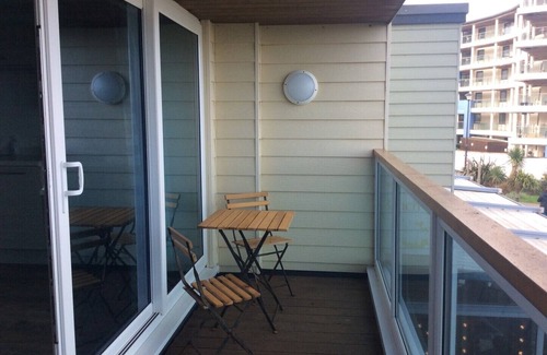 Westleigh Apartment | The Lobster Pot. Fabulous 2 bedroom Apartment overlooking the Beach/Green