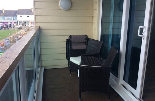 Westleigh Apartment | The Lobster Pot. Fabulous 2 bedroom Apartment overlooking the Beach/Green