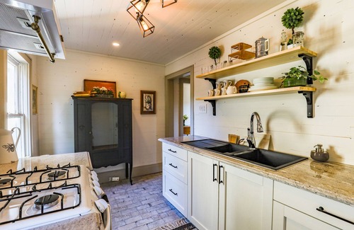Port Colborne Apartment | The Locktender's House