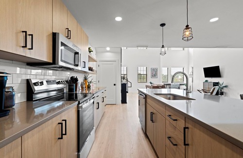 North Kansas City Apartment | The Lockwood Loft | Modern 2BR Townhome w/Garage + Balcony