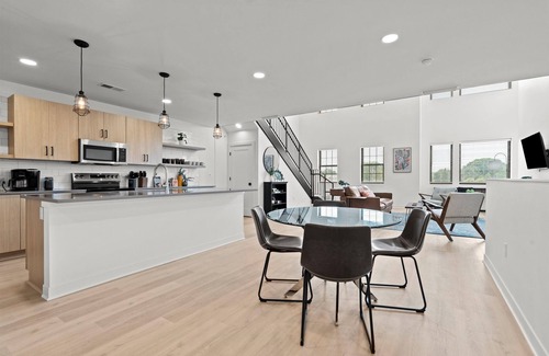 North Kansas City Apartment | The Lockwood Loft | Modern 2BR Townhome w/Garage + Balcony